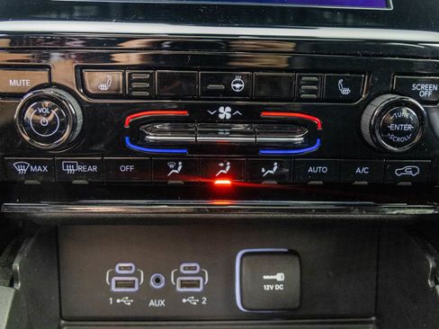 Used 2023 Jeep Grand Cherokee L Laredo image 29