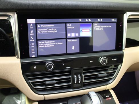 Used 2025 Porsche Macan image 27