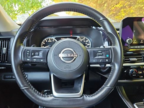 Used 2025 Nissan Pathfinder SV FWD image 10