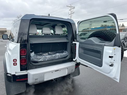 Used 2025 Land Rover Defender 90 S image 36