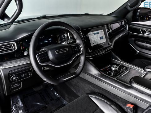 Used 2023 Jeep Wagoneer L Series III w/ Premium Group I image 17