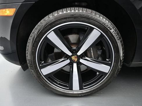 Certified 2025 Porsche Macan AWD/4WD image 9