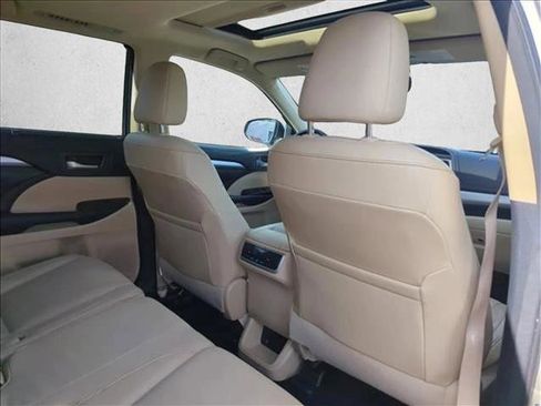 Used 2015 Toyota Highlander XLE image 28