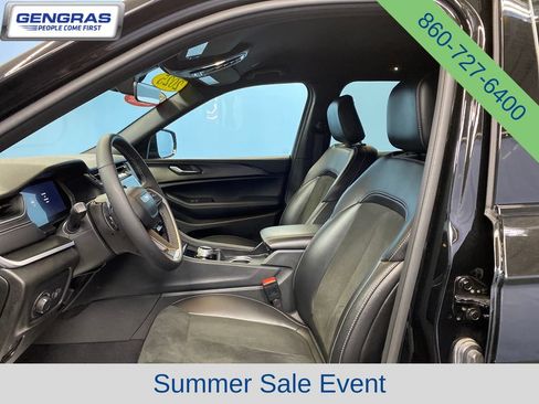 Used 2025 Jeep Grand Cherokee Altitude AWD/4WD image 9