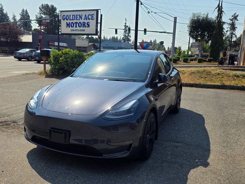 Used 2024 Tesla Model Y Long Range AWD/4WD image 1