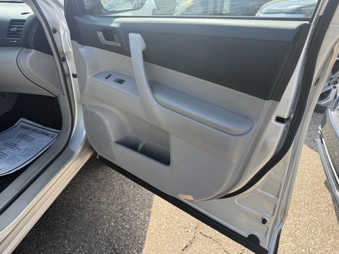 Used 2013 Toyota Highlander Plus AWD/4WD image 8