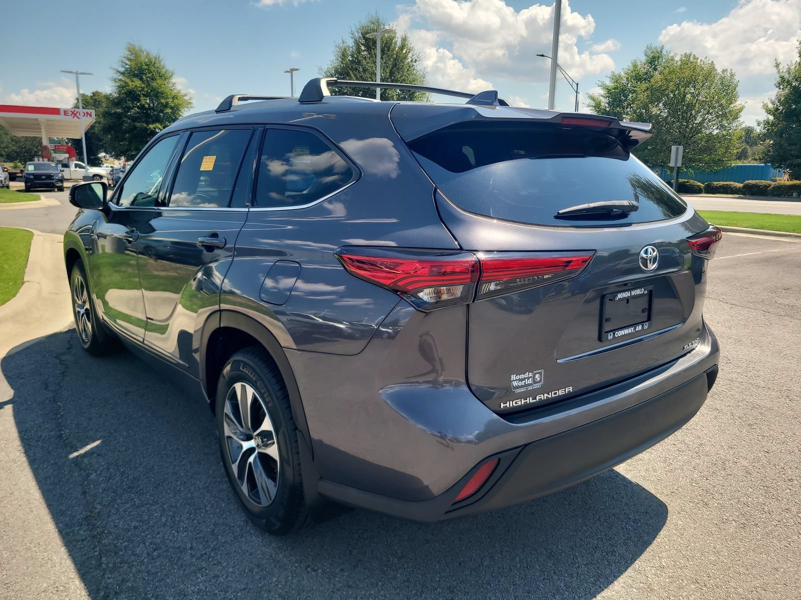 Used 2022 Toyota Highlander XLE AWD/4WD image 5