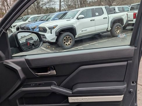 Certified 2024 Toyota Tacoma TRD Off-Road image 18