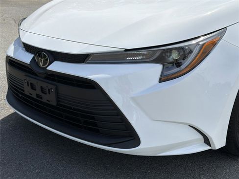 Used 2023 Toyota Corolla LE w/ Carpet Mat Package (TMS) FWD image 32