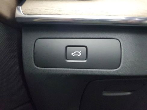 Certified 2025 Volvo XC90 B6 Plus image 34