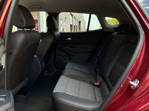 Used 2025 Chevrolet Trax LT w/ LT Convenience Package FWD image 11