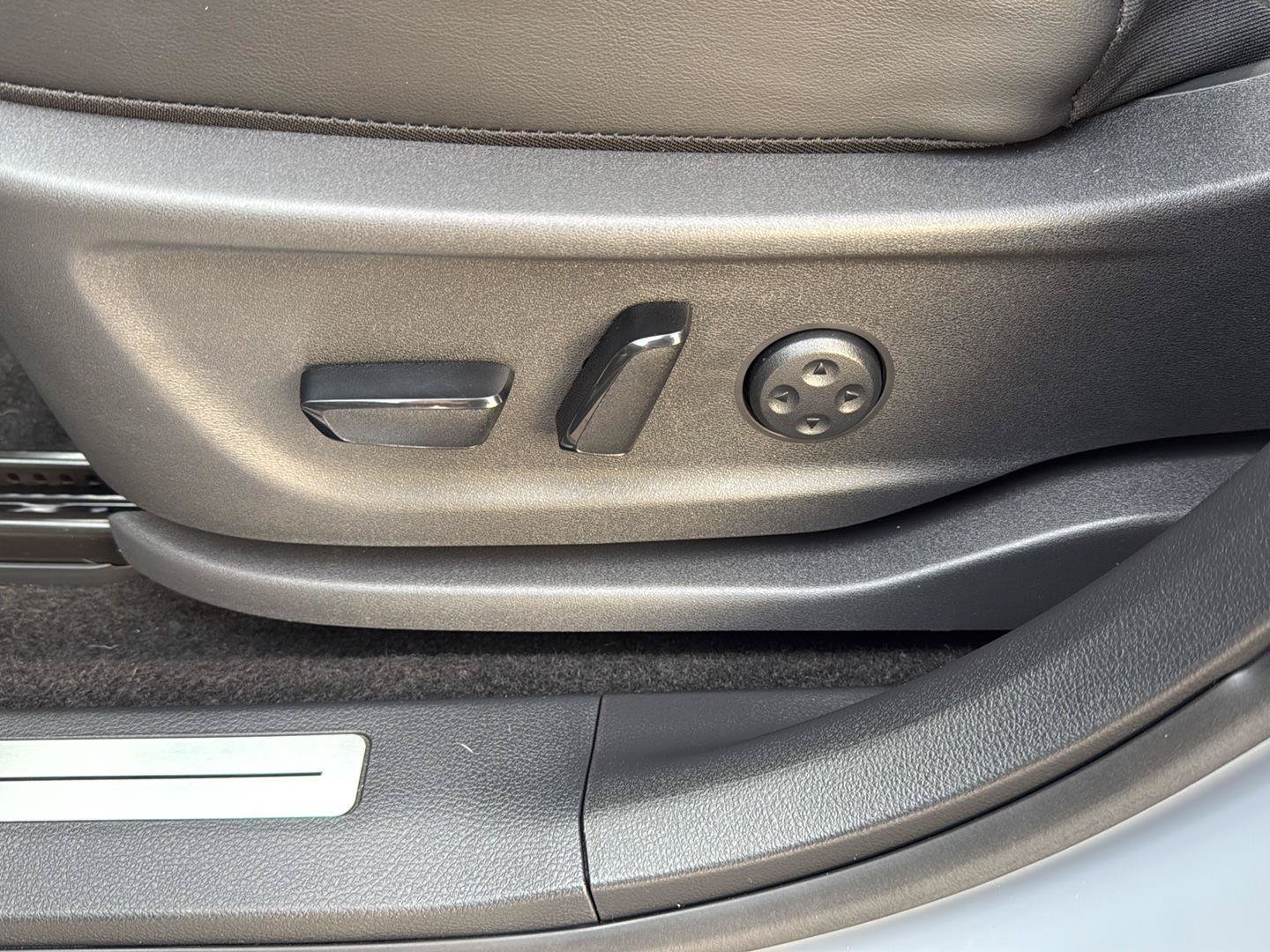 Certified 2024 Nissan Ariya AWD image 18