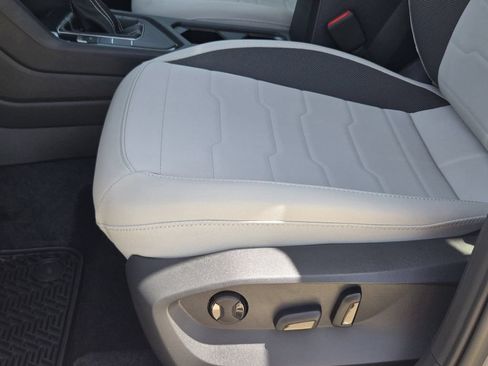 New 2026 Volkswagen Taos SE FWD image 22