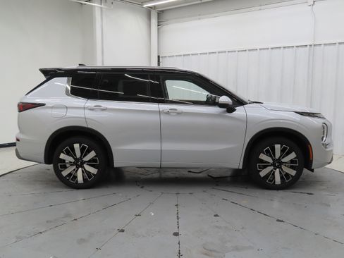 New 2026 Mitsubishi Outlander SEL FWD image 2