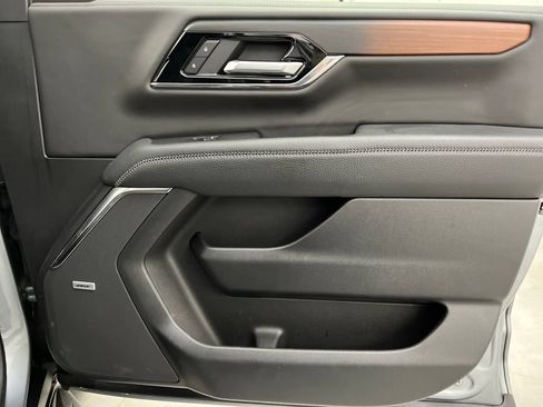 Used 2025 GMC Yukon XL Denali RWD image 31