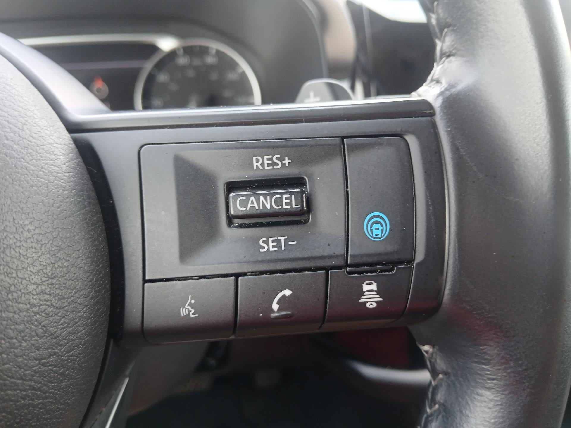 Used 2025 Nissan Pathfinder SV FWD image 29