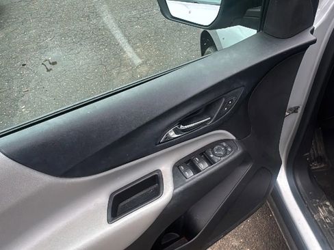Used 2022 Chevrolet Equinox LS image 10