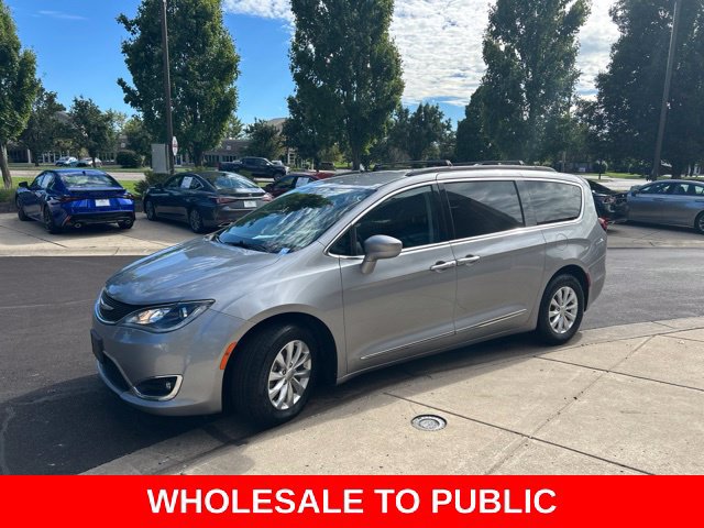 Used 2017 Chrysler Pacifica Touring-L FWD image 4