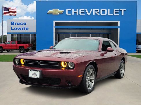 Used 2017 Dodge Challenger SXT w/ Driver Convenience Group RWD image 1