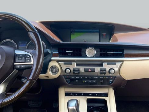 Used 2017 Lexus ES 350 w/ Luxury Package FWD image 7