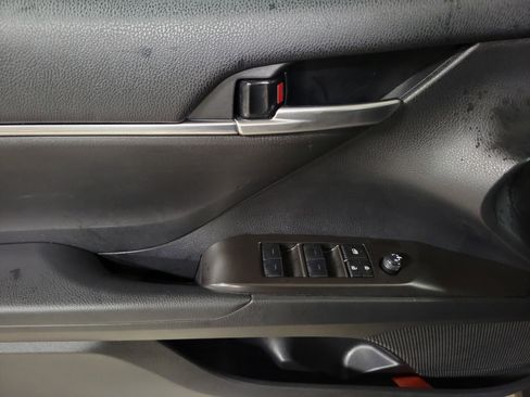 Used 2024 Toyota Camry SE image 19