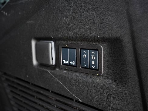 Used 2025 Chevrolet Suburban Z71 w/ Comfort Package image 24