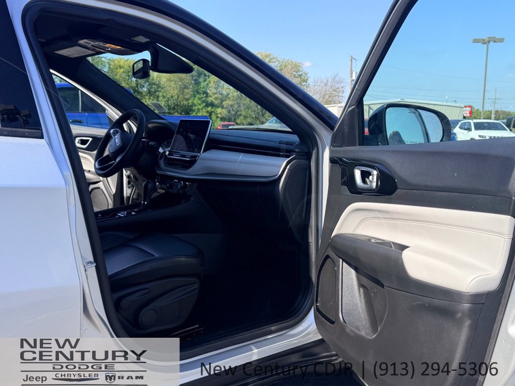 Used 2025 Jeep Compass Limited AWD/4WD image 15