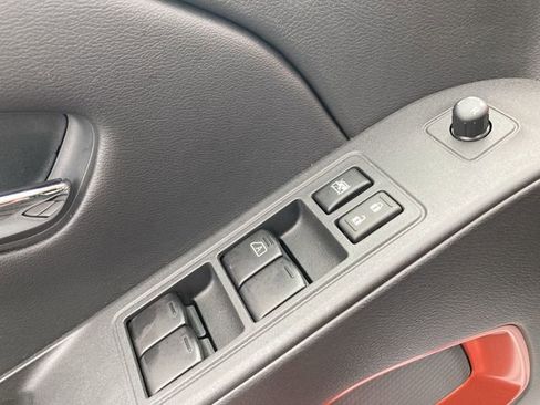 Used 2025 Nissan Frontier PRO-4X w/ Pro Convenience Package image 11