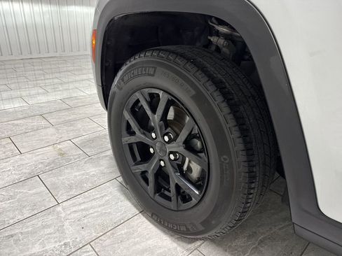 Used 2024 Jeep Grand Cherokee Altitude image 34