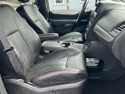 Used 2016 Dodge Grand Caravan R/T image 10