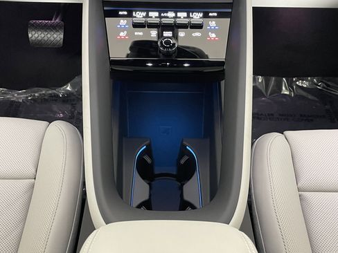 New 2025 Porsche Macan Electric image 20