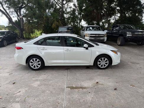Used 2021 Toyota Corolla LE FWD image 6