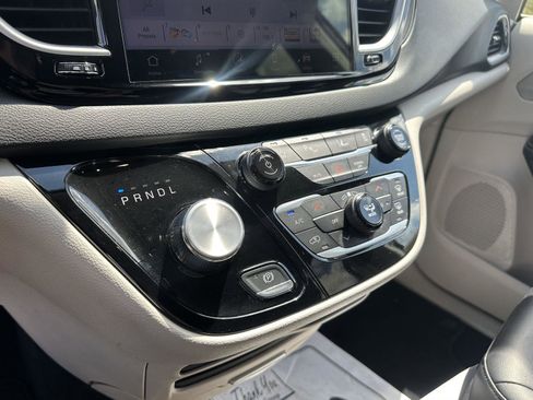 Used 2024 Chrysler Pacifica Touring-L FWD image 32