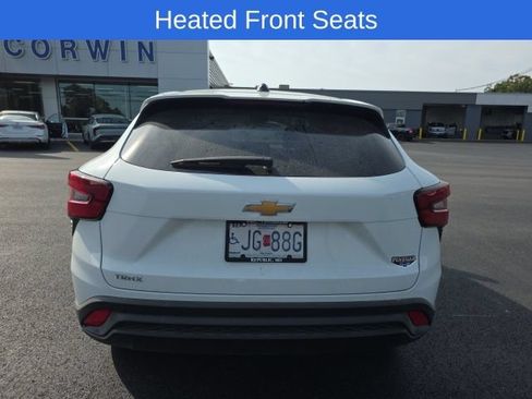 Used 2025 Chevrolet Trax LS w/ LS Convenience Package FWD image 4