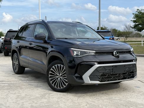 Used 2025 Volkswagen Taos SE FWD image 2