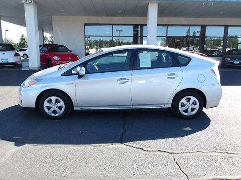 Used 2010 Toyota Prius Three image 2