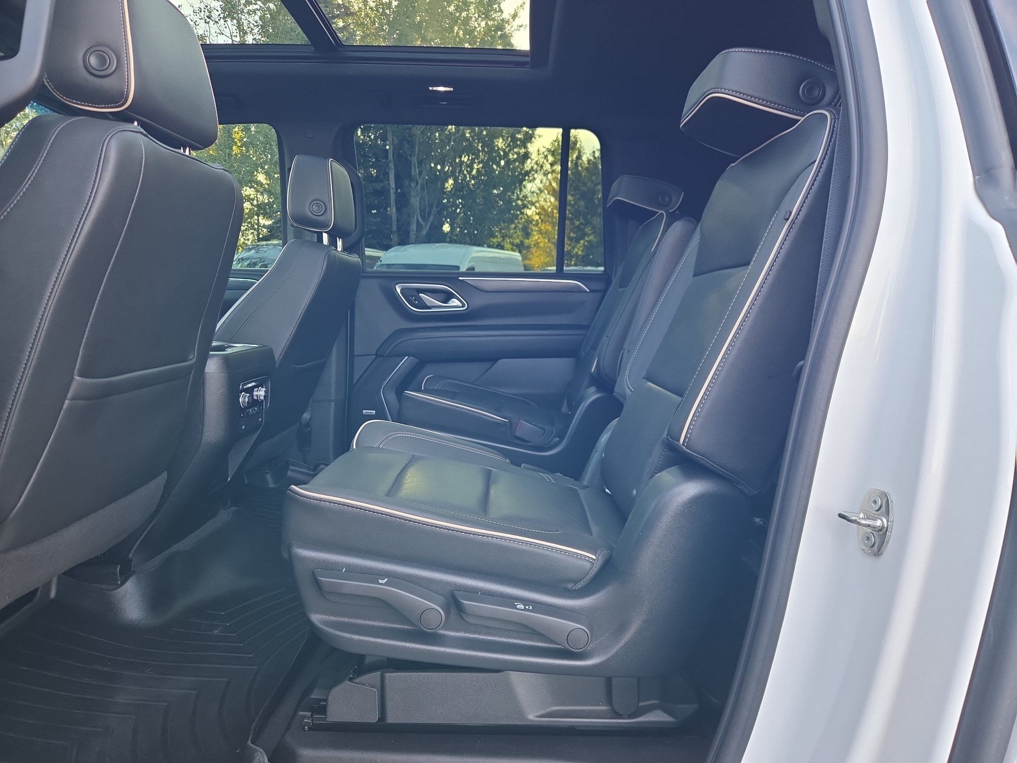 Used 2022 GMC Yukon XL SLT w/ SLT Luxury Package AWD/4WD image 15