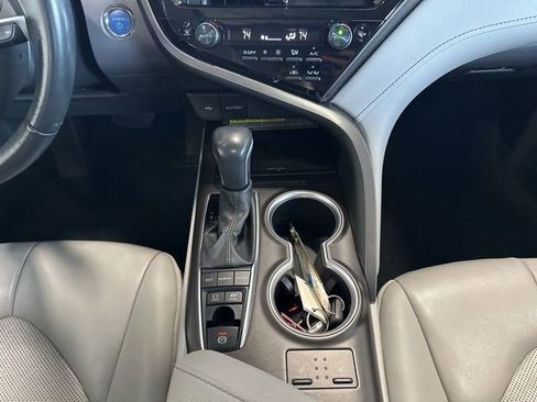 Used 2021 Toyota Camry XLE w/ Navigation Upgrade Package image 10