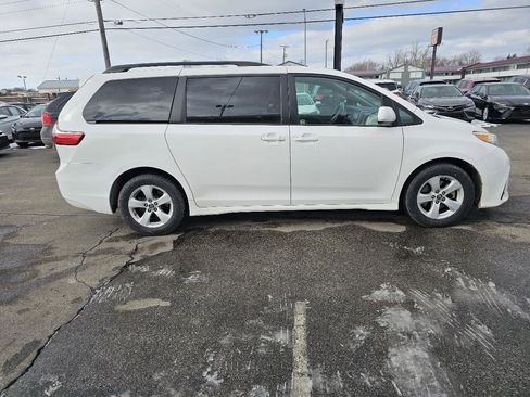 Used 2020 Toyota Sienna LE w/ Carpet Mat Package image 5