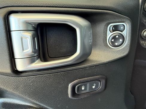 Used 2018 Jeep Wrangler Unlimited Sport S image 31