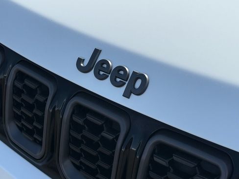 Used 2025 Jeep Compass Latitude w/ Convenience Group AWD/4WD image 33
