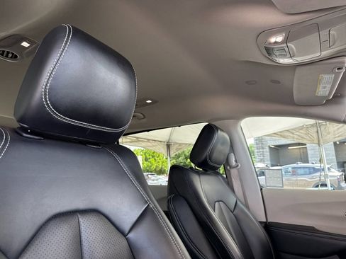 Used 2023 Chrysler Pacifica Touring-L image 17