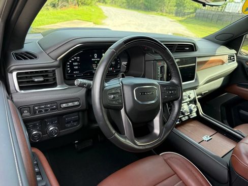 Used 2024 GMC Yukon XL Denali Ultimate AWD/4WD image 4
