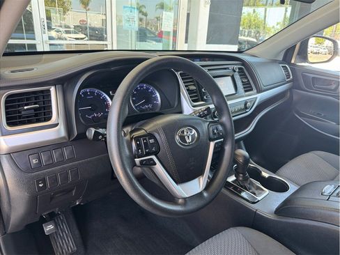 Used 2019 Toyota Highlander LE AWD/4WD image 23