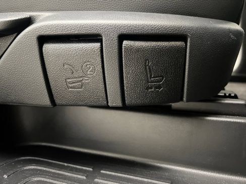 Used 2025 Toyota Highlander XLE FWD image 26