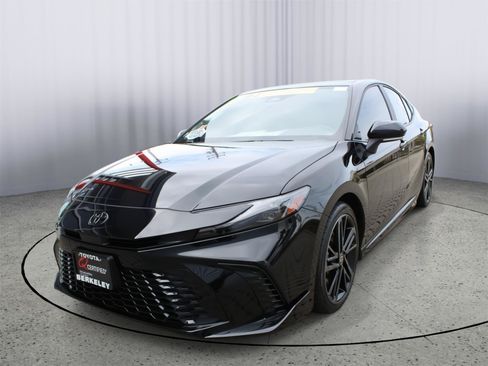 Used 2025 Toyota Camry XSE FWD image 4