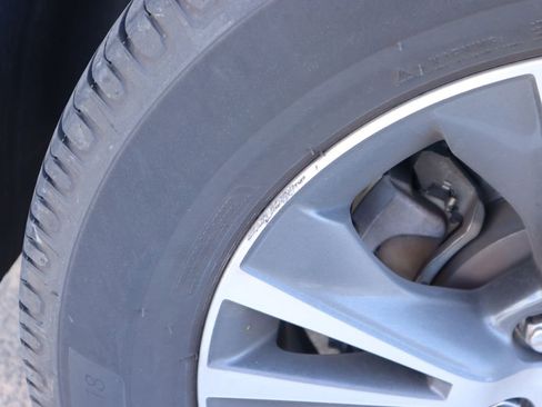 Used 2018 Toyota Highlander Plus w/ Carpet Mat Package (TMS) image 37