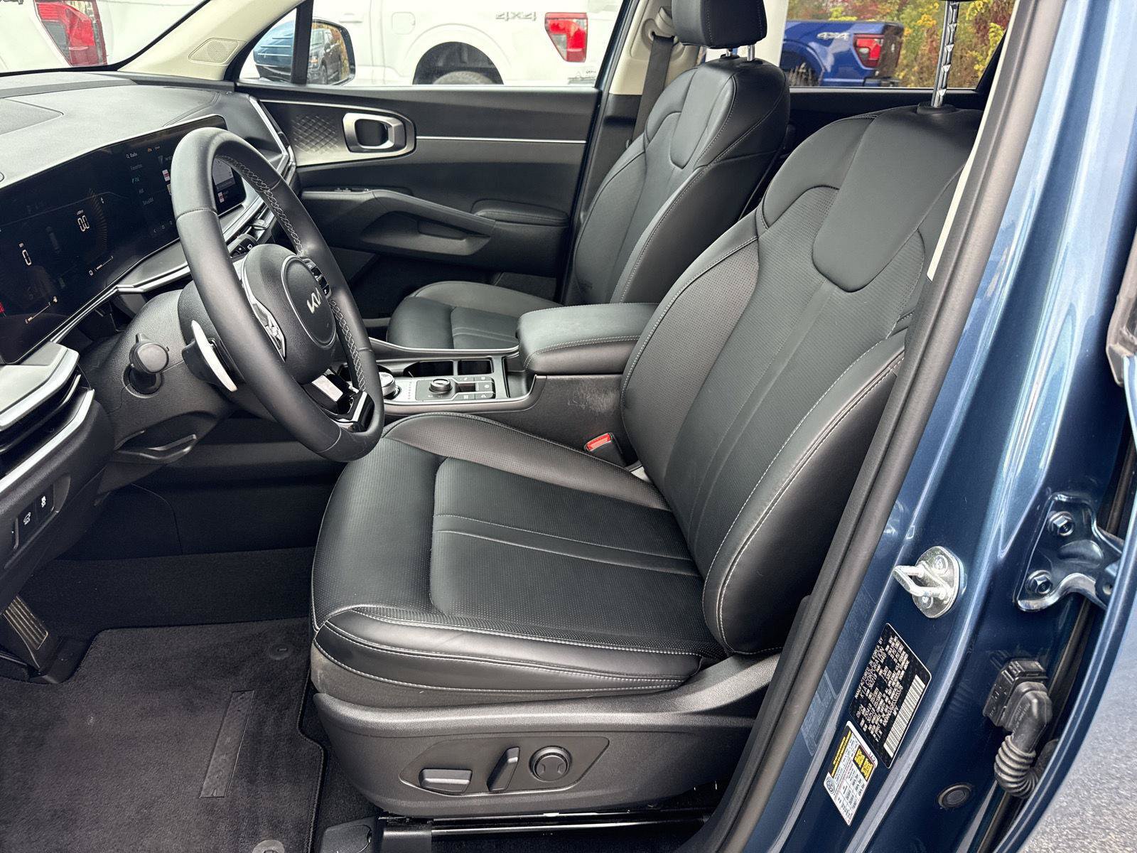 Used 2025 Kia Sorento EX AWD/4WD image 13