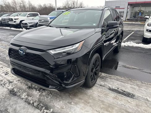 Used 2022 Toyota RAV4 SE image 4