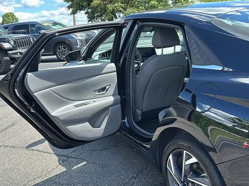 Used 2025 Hyundai Elantra SEL FWD image 27